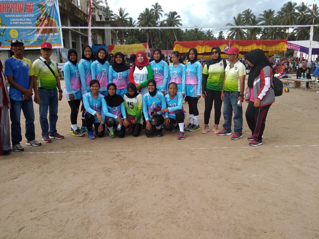 Kadisparpora Limapuluh Kota Nengsih bersama tim voli putri